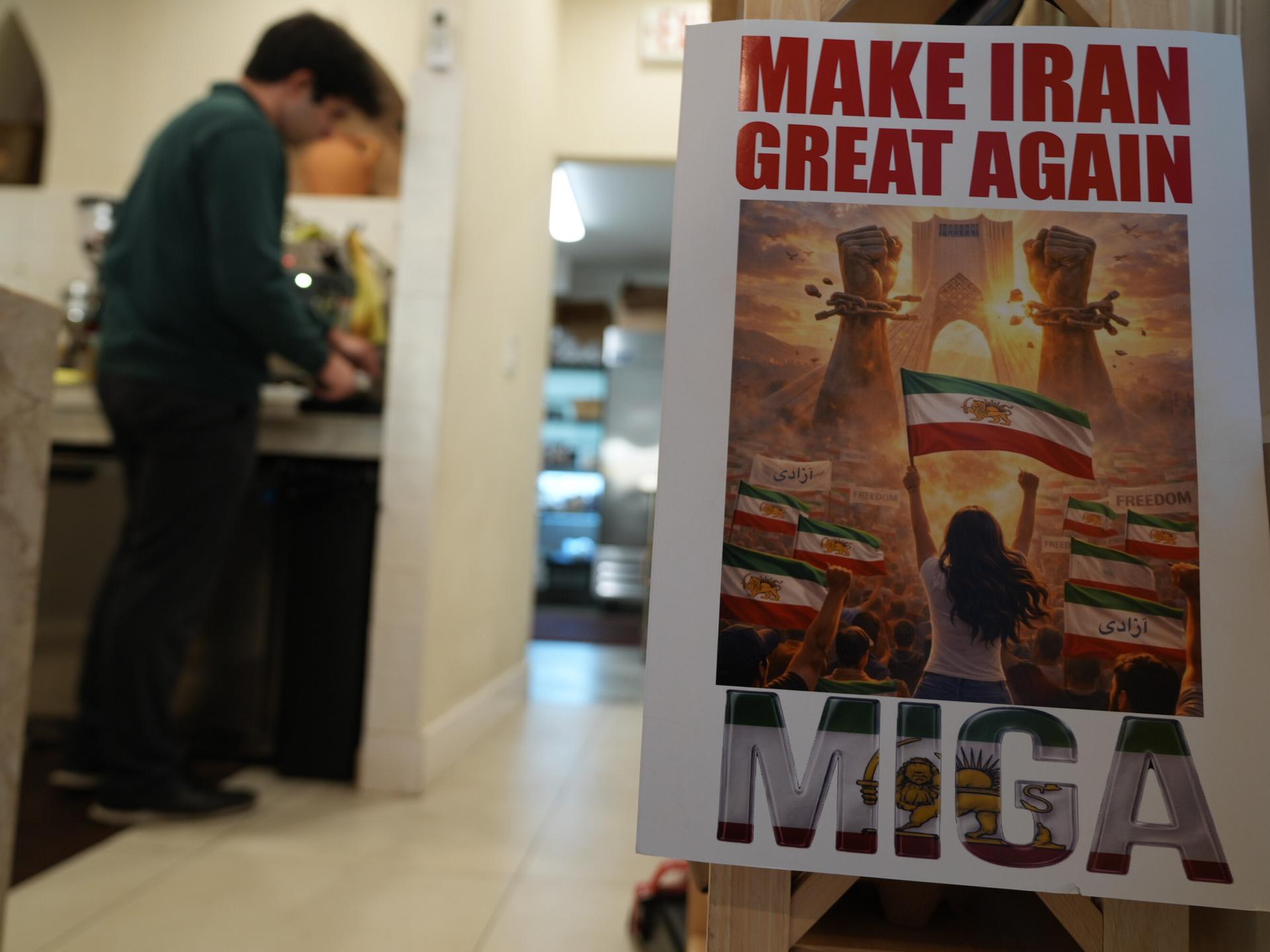 Ein Banner mit der Aufschrift "Make Iran Great Again" hängt in einem Café in Los Angeles in den USA; in der kalifornischen Stadt gibt es eine große iranische Community.