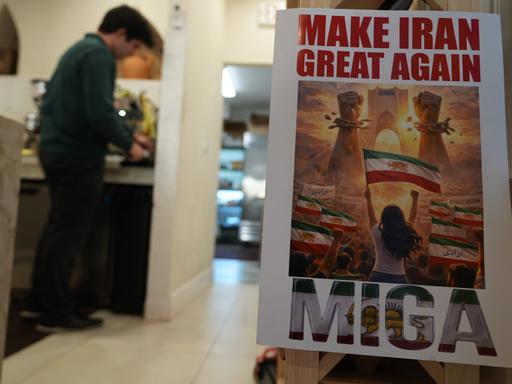 Ein Banner mit der Aufschrift "Make Iran Great Again" hängt in einem Café in Los Angeles in den USA; in der kalifornischen Stadt gibt es eine große iranische Community.
