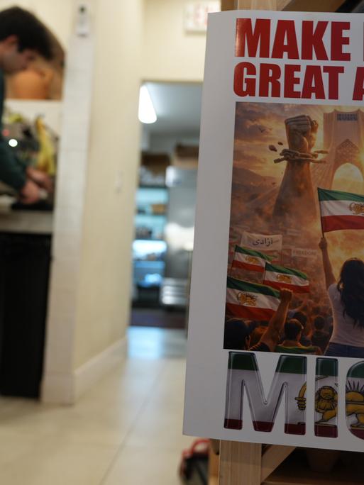 Ein Banner mit der Aufschrift "Make Iran Great Again" hängt in einem Café in Los Angeles in den USA; in der kalifornischen Stadt gibt es eine große iranische Community.