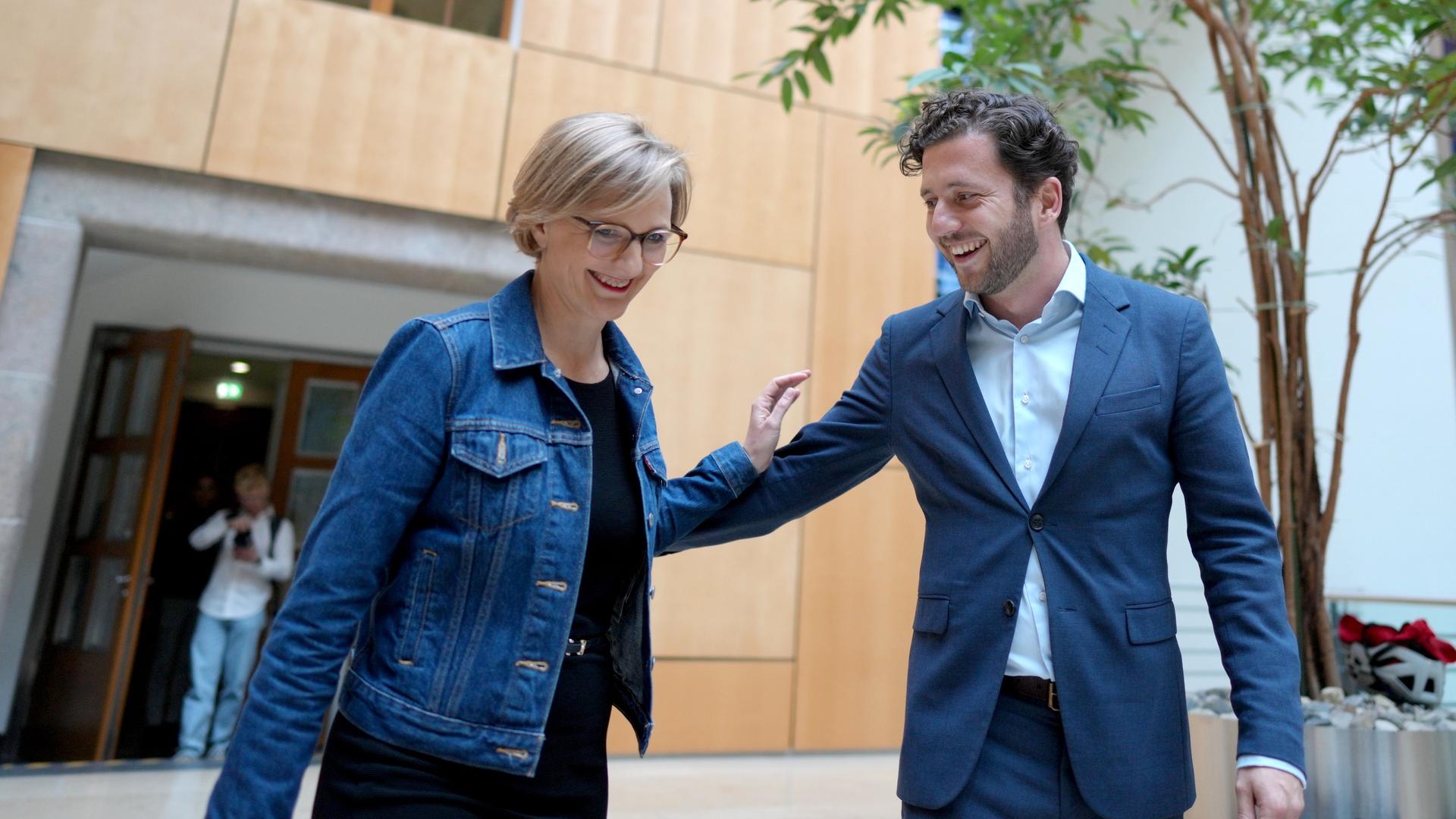 Franziska Brantner (Bündnis 90/Die Grünen), Parlamentarische Staatssekretärin beim Bundesminister für Wirtschaft und Klimaschutz, und Felix Banaszak (Bündnis 90/Die Grünen) kommen zu einer Pressekonferenz.