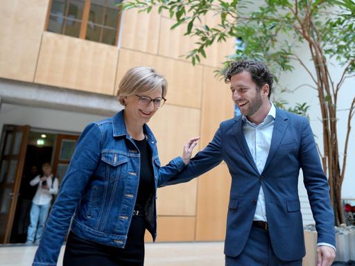 Franziska Brantner (Bündnis 90/Die Grünen), Parlamentarische Staatssekretärin beim Bundesminister für Wirtschaft und Klimaschutz, und Felix Banaszak (Bündnis 90/Die Grünen) kommen zu einer Pressekonferenz.