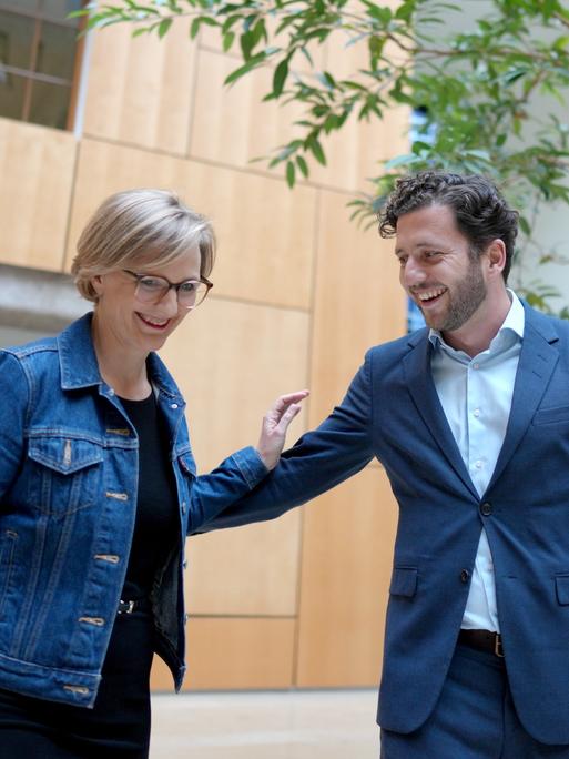 Franziska Brantner (Bündnis 90/Die Grünen), Parlamentarische Staatssekretärin beim Bundesminister für Wirtschaft und Klimaschutz, und Felix Banaszak (Bündnis 90/Die Grünen) kommen zu einer Pressekonferenz.