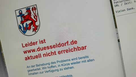 Ein Screenshot zeigt die Homepage der nordrhein-westfälischen Landeshauptstadt Düsseldorf - "leider aktuell nicht erreichbar".