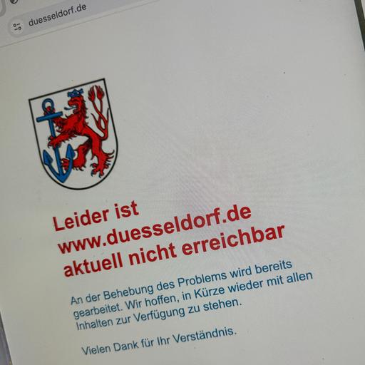 Ein Screenshot zeigt die Homepage der nordrhein-westfälischen Landeshauptstadt Düsseldorf - "leider aktuell nicht erreichbar".