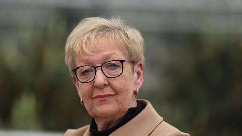 Stefanie Babst vor verschwommenen Hintergrund
