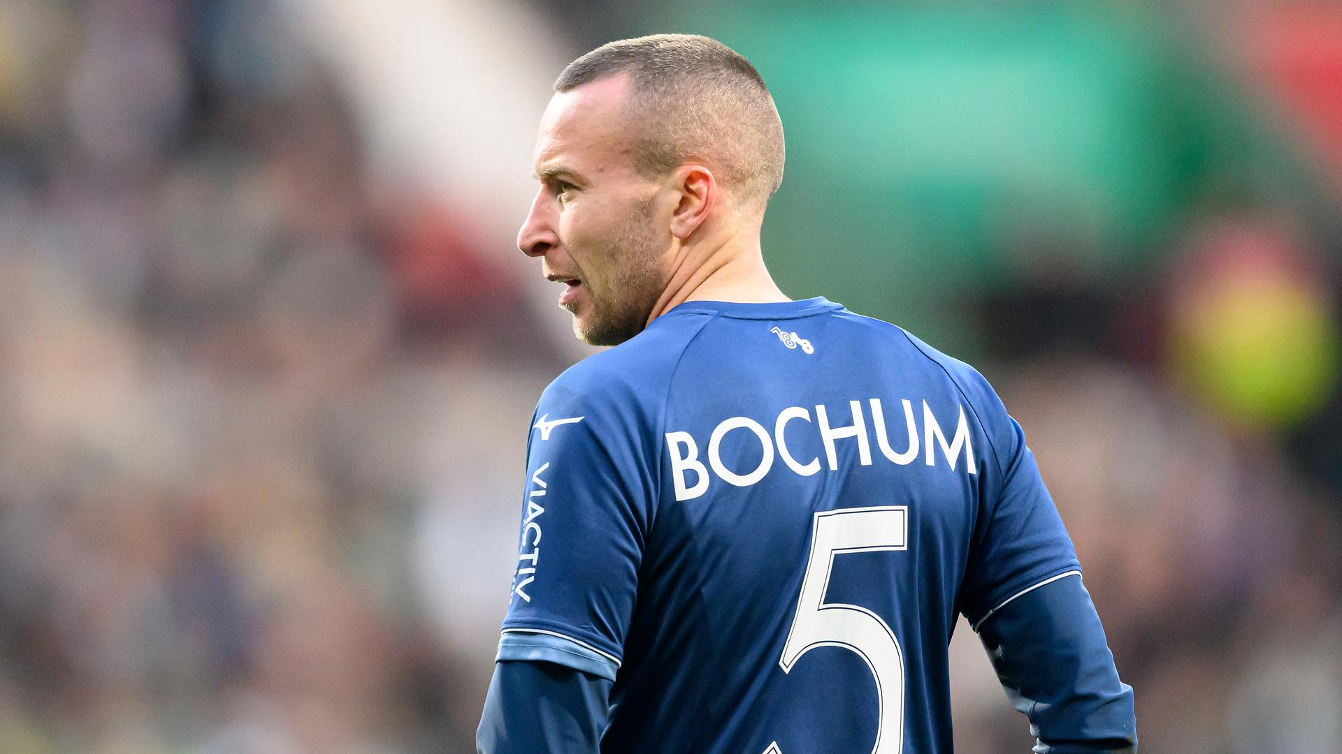 Goralski im blauen Bochum-Trikot auf dem Spielfeld. Er schaut zur Seite. Auf dem Rücken steht sein Name, die Spielernummer 5 und BOCHUM.