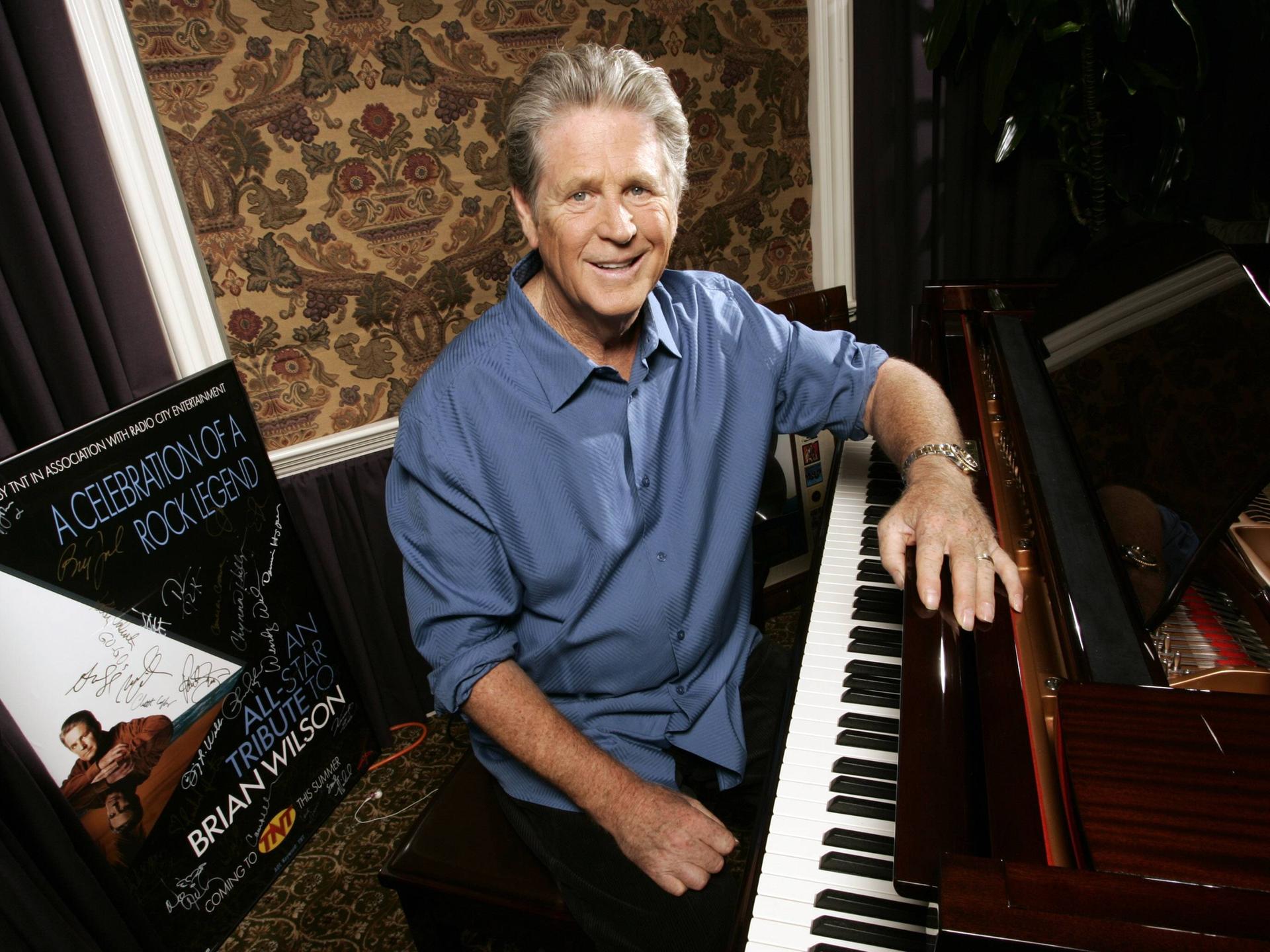 Brian Wilson, einer der Gründungsmitglied der Beach Boys, sitzt in seinem Musikzimmer vor einem Klavier. 