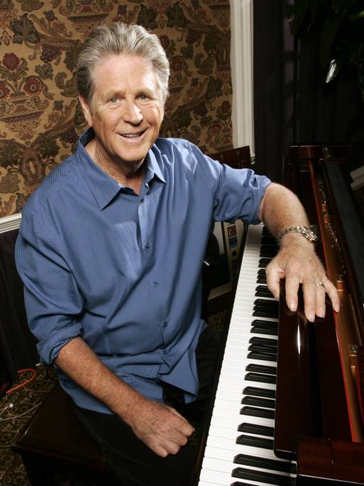 Brian Wilson, einer der Gründungsmitglied der Beach Boys, sitzt in seinem Musikzimmer vor einem Klavier. 