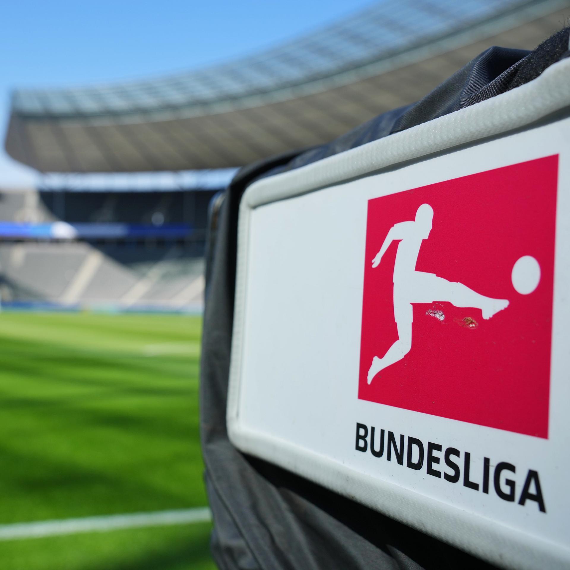 Eine TV-Kamera mit dem Bundesliga-Logo steht vor dem Spiel hinter dem Tor in der Ostkurve.
