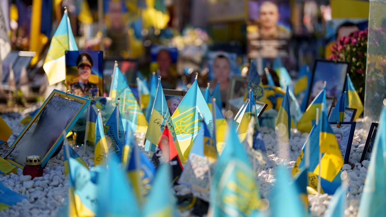 Blau-gelbe Fahnen und Fotos von ukrainischen Soldaten in Kiew