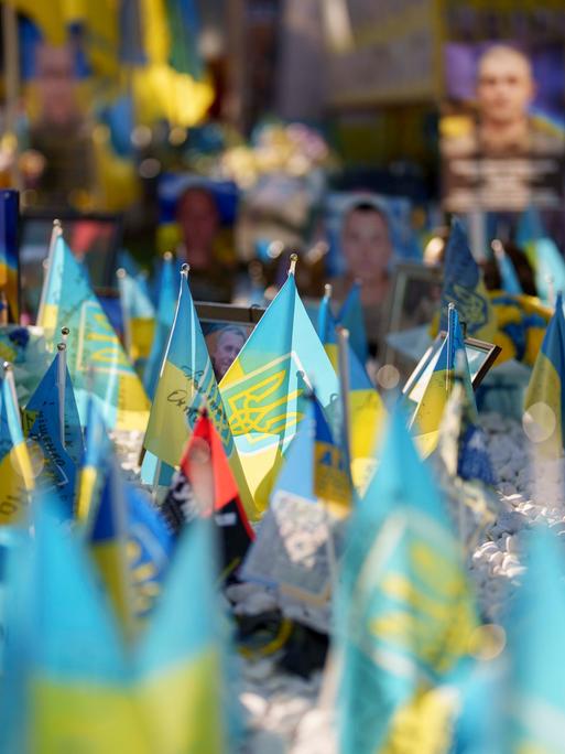 Blau-gelbe Fahnen und Fotos von ukrainischen Soldaten in Kiew Blau-gelbe Fahnen und Fotos von ukrainischen Soldaten in Kiew