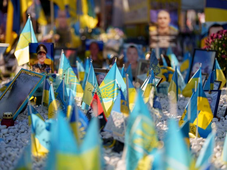 Blau-gelbe Fahnen und Fotos von ukrainischen Soldaten in Kiew Blau-gelbe Fahnen und Fotos von ukrainischen Soldaten in Kiew
