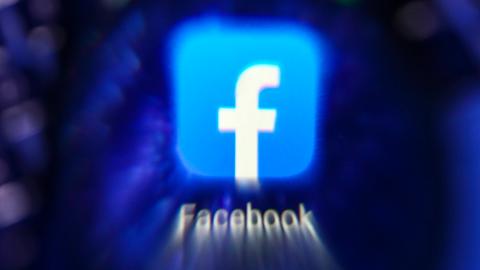 Ein unscharf aufgenommenes Logo von Facebook.