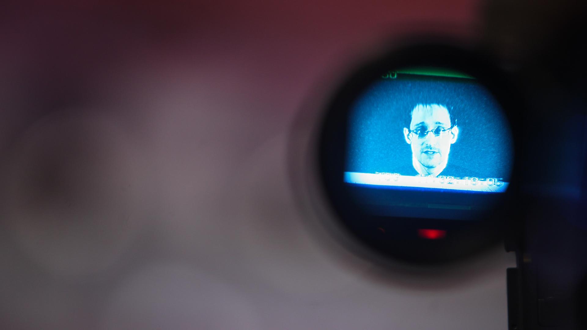 Auf einem Kameradisplay ist der Whistleblower Edward Snowden zu sehen.
