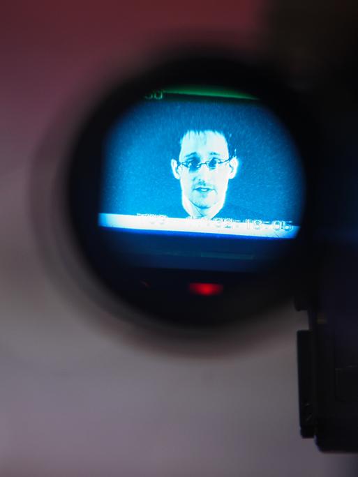Auf einem Kameradisplay ist der Whistleblower Edward Snowden zu sehen.