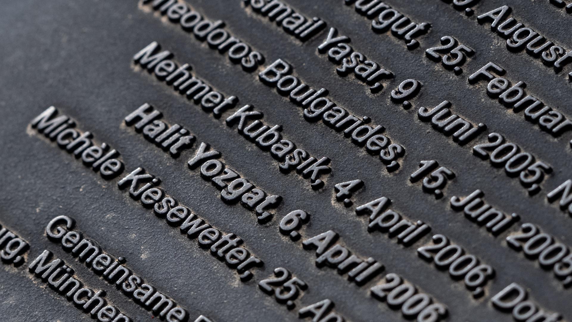 Namen von Opfern stehen auf einer Stele bei einer Gedenkfeier zum Todestag von NSU-Opfer Halit Yozgat Namen von Opfern stehen auf einer Stele bei einer Gedenkfeier zum Todestag von NSU-Opfer Halit Yozgat