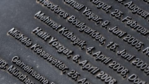 Namen von Opfern stehen auf einer Stele bei einer Gedenkfeier zum Todestag von NSU-Opfer Halit Yozgat