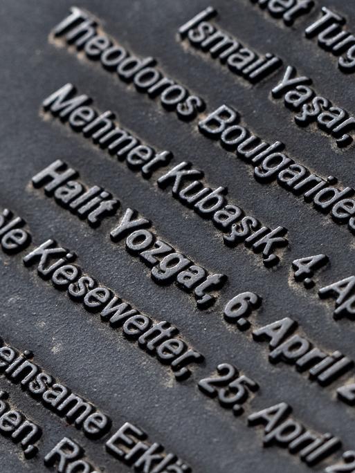 Namen von Opfern stehen auf einer Stele bei einer Gedenkfeier zum Todestag von NSU-Opfer Halit Yozgat