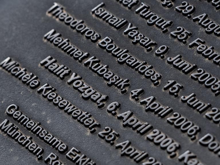 Namen von Opfern stehen auf einer Stele bei einer Gedenkfeier zum Todestag von NSU-Opfer Halit Yozgat
