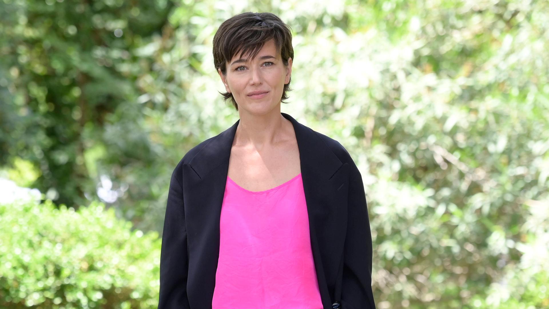 Porträt der Schauspielerin Alissa Jung vor der Villa Borghes in Rom, Italien. Porträt der Schauspielerin Alissa Jung vor der Villa Borghes in Rom, Italien.