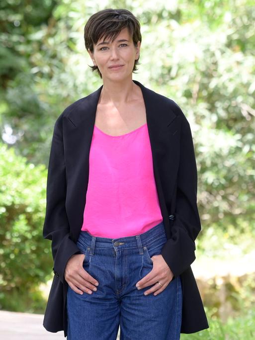 Porträt der Schauspielerin Alissa Jung vor der Villa Borghes in Rom, Italien.