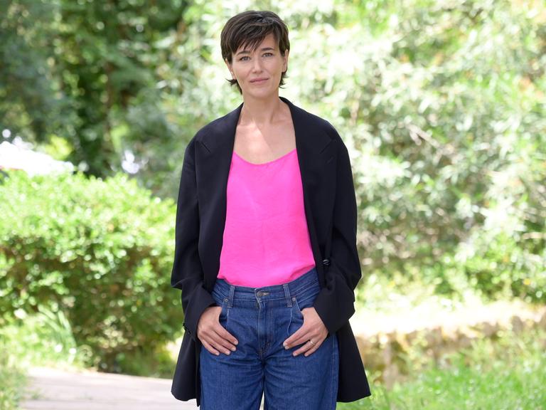 Porträt der Schauspielerin Alissa Jung vor der Villa Borghes in Rom, Italien.