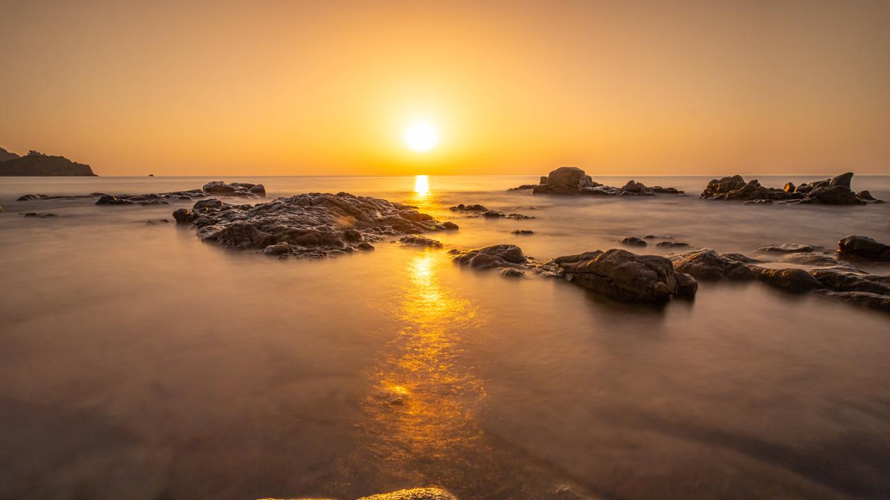 Die Sonne geht auf Sardinien am Horizont über dem Meer auf.