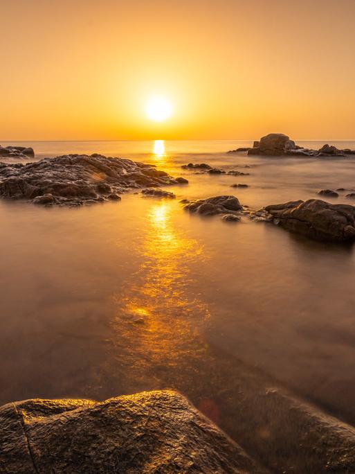 Die Sonne geht auf Sardinien am Horizont über dem Meer auf. Die Sonne geht auf Sardinien am Horizont über dem Meer auf.
