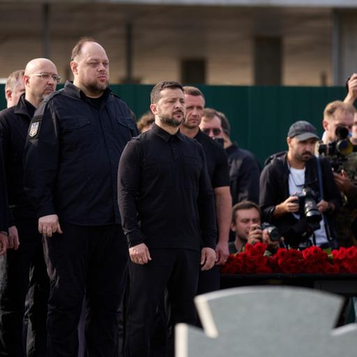 Wolodymyr Selenskyj (M), Präsident der Ukraine, nimmt auf dem Nationalen Militärfriedhof in der Nähe von Kiew an der Umbettungszeremonie für Jewhen Konowalez teil, links neben ihm Parlamentspräsident Ruslan Stefantschuk.