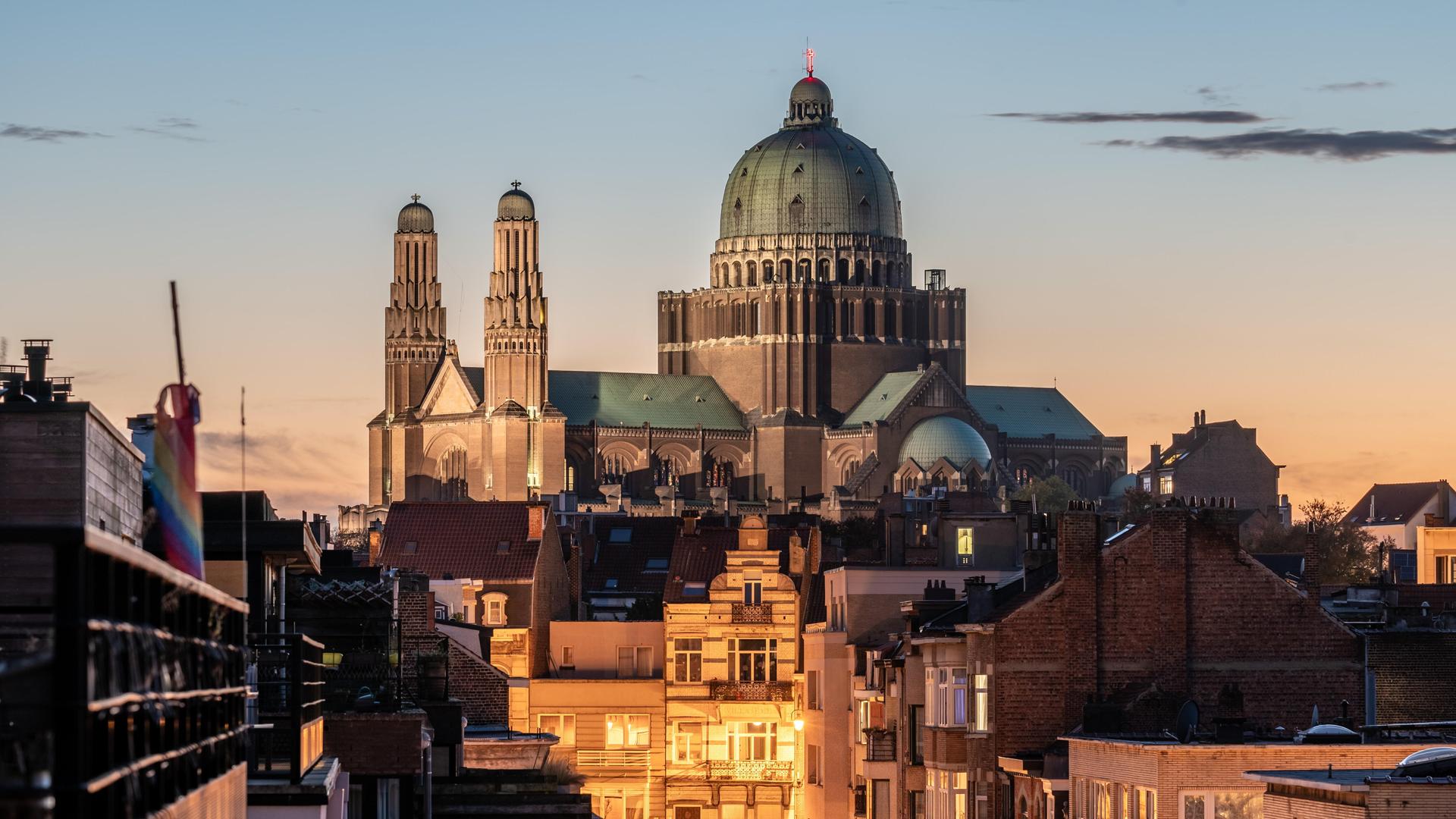 Die Nationale Herz-Jesu-Basilika am Koekelberg in Brüssel im Abendlicht Die Nationale Herz-Jesu-Basilika am Koekelberg in Brüssel im Abendlicht