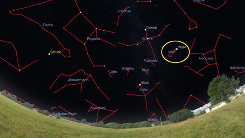 Sternenhimmel bei Nacht, bei dem Sternenbilder nachgezeichnet sind und Wega und Leier durch einen gelben Kreis hervorgehoben wurden.