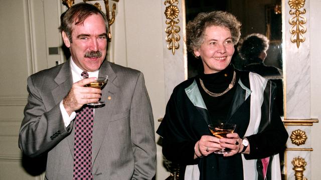 Eric Wieschaus und Christiane Nüsslein-Volhard stehen nebeneinander und nehmen einen Drink 