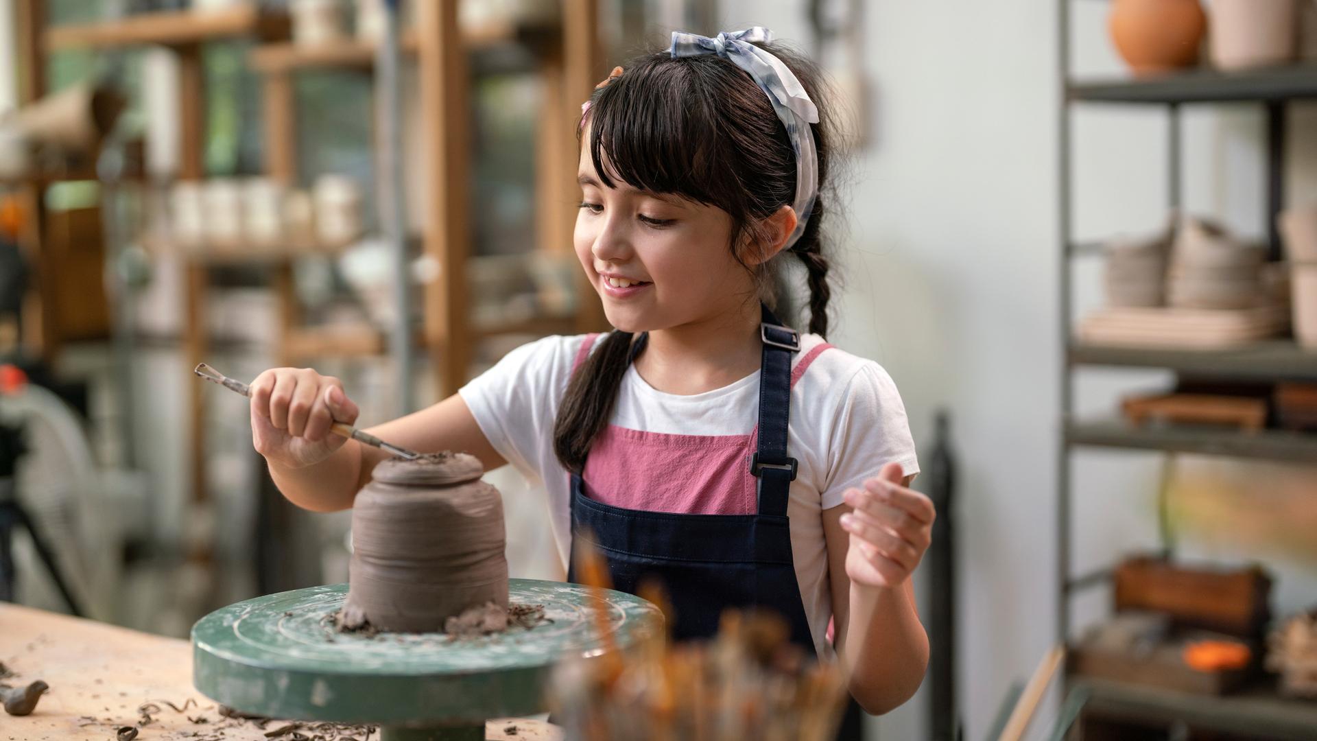Mädchen töpfert
