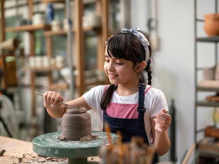 Mädchen töpfert