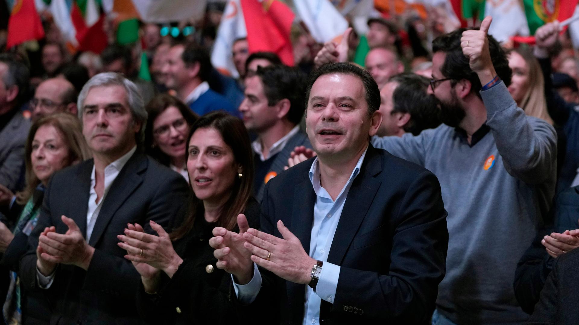 Das Foto aus Lissabon zeigt Luis Montenegro, Vorsitzender der Mitte-Rechts-Koalition der Demokratischen Allianz, auf der Wahlkampfabschlusskundgebung.
