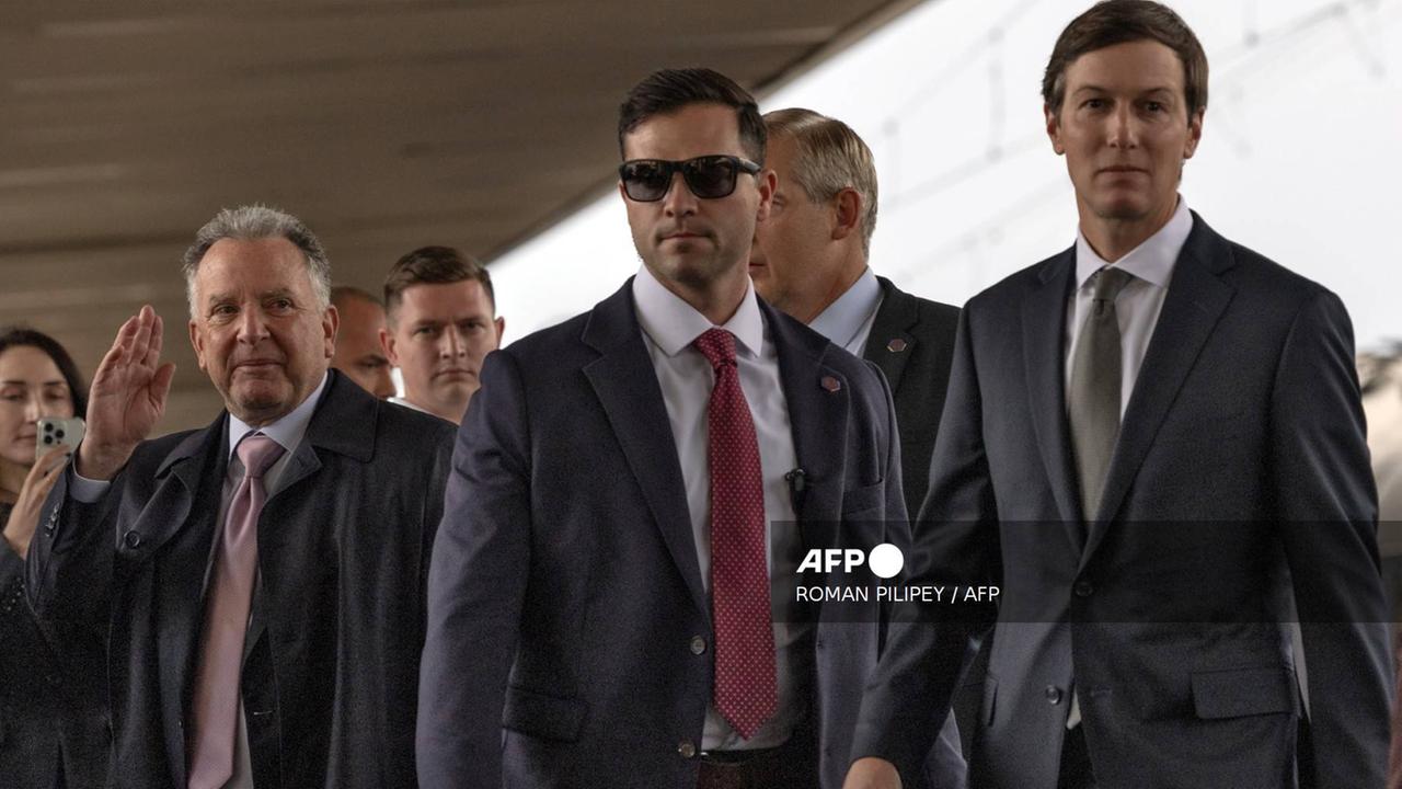 Die US-Sondergesandten Kushner und Wittkoff mit Sicherheitsleuten an einem Bahnhof in Kiew Die US-Sondergesandten Kushner und Wittkoff mit Sicherheitsleuten an einem Bahnhof in Kiew