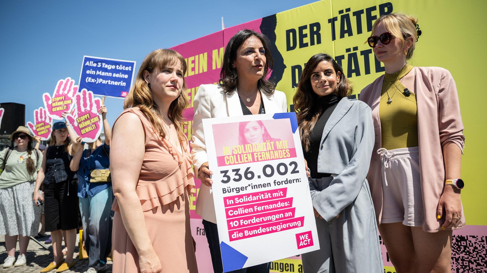 Berlin: Ricarda Lang, Düzen Tekkal, Collien Fernandes und Kristina Lunz, Mitbegründerin des Centre for Feminist Foreign Policy und Initiatorin der Petition, stehen während der Übergabe der WeAct-Petition "In Solidarität mit Collien Fernandes: 10 Forderungen an die Bundesregierung" zusammen. Berlin: Ricarda Lang, Düzen Tekkal, Collien Fernandes und Kristina Lunz, Mitbegründerin des Centre for Feminist Foreign Policy und Initiatorin der Petition, stehen während der Übergabe der WeAct-Petition "In Solidarität mit Collien Fernandes: 10 Forderungen an die Bundesregierung" zusammen.