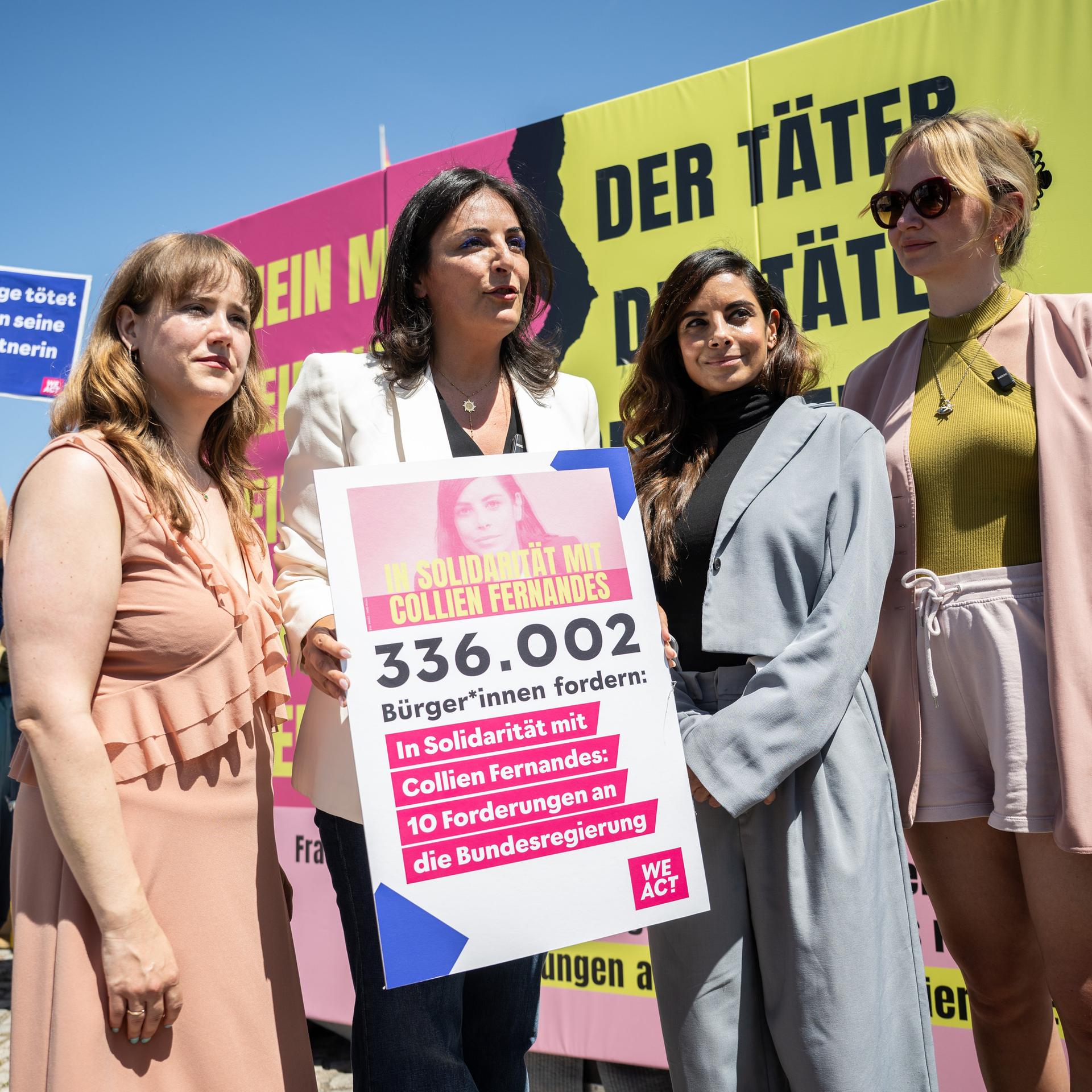 Berlin: Ricarda Lang, Düzen Tekkal, Collien Fernandes und Kristina Lunz, Mitbegründerin des Centre for Feminist Foreign Policy und Initiatorin der Petition, stehen während der Übergabe der WeAct-Petition "In Solidarität mit Collien Fernandes: 10 Forderungen an die Bundesregierung" zusammen.