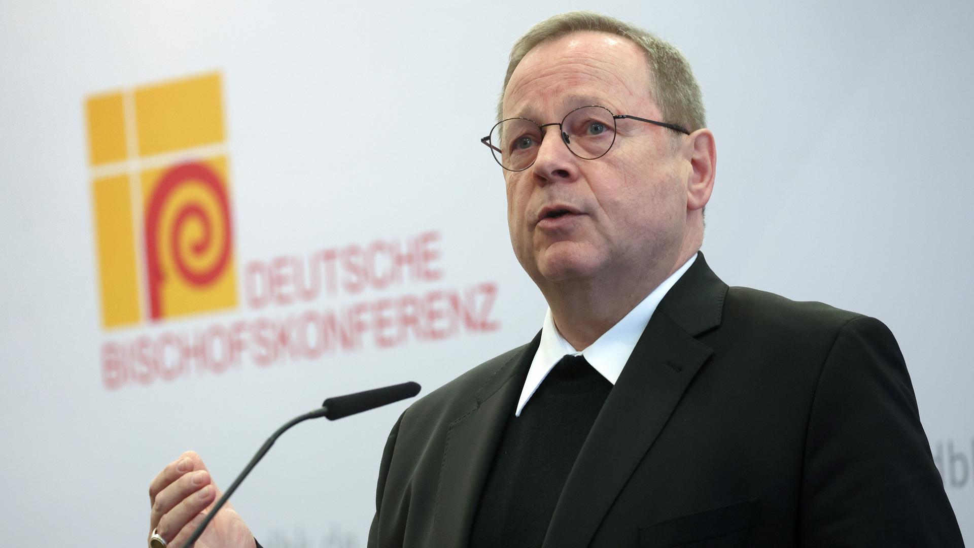 Bischof Georg Bätzing, Vorsitzender der Deutschen Bischofskonferenz, spricht bei einer Pressekonferenz.