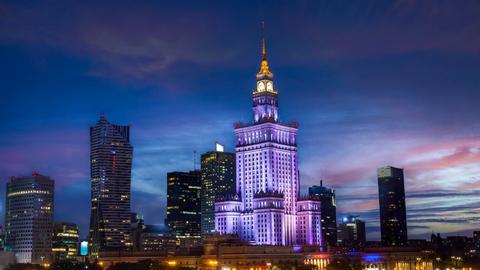 Der bläulich illuminierte Kulturpalast in Warschau im Abendlicht