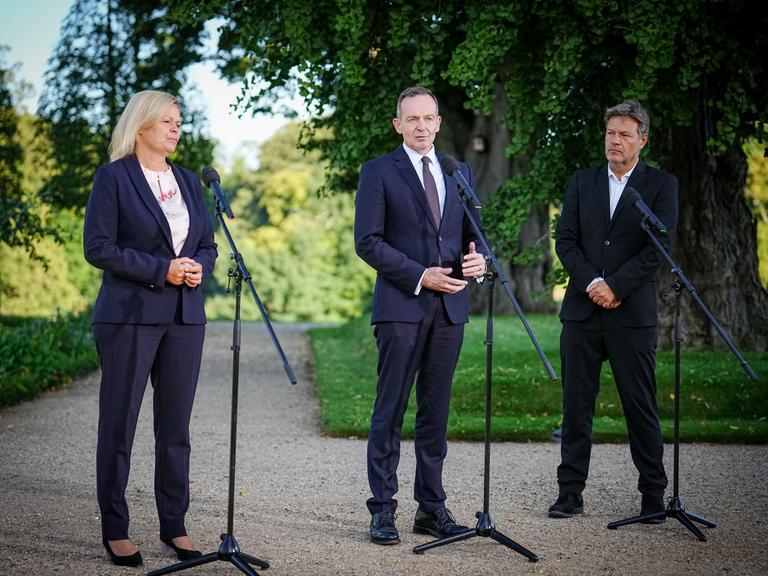 Meseberg: Nancy Faeser (SPD), Bundesministerin für Inneres und Heimat, Volker Wissing (FDP), Bundesminister für Verkehr und Digitales, und Robert Habeck (Bündnis 90/Die Grünen), Bundesminister für Wirtschaft und Klimaschutz, geben am Rande der Klausur des Bundeskabinetts vor dem Schloss Meseberg eine Pressekonferenz zur Digitalstrategie. 