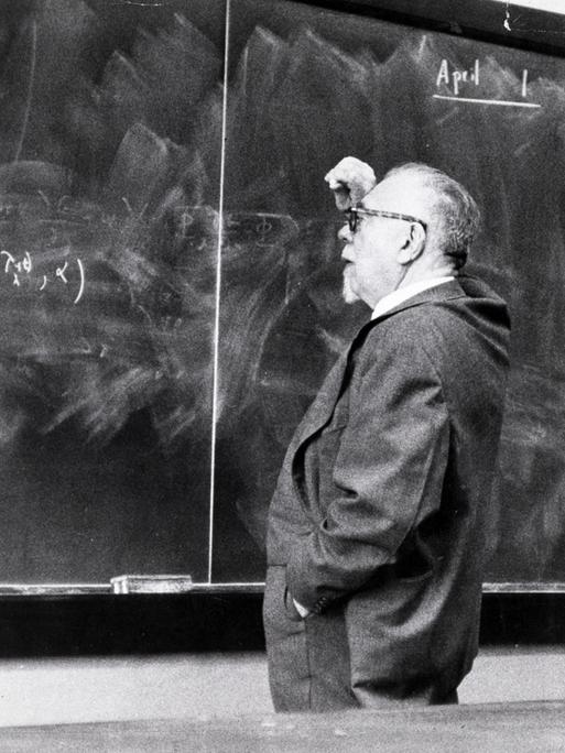 Schwarz-weiß Aufnahme von 1963 zeigt den Begründer der Kybernetik Norbert Wiener (1894-1964) vor einer Tafel mit mathematischen Formeln.