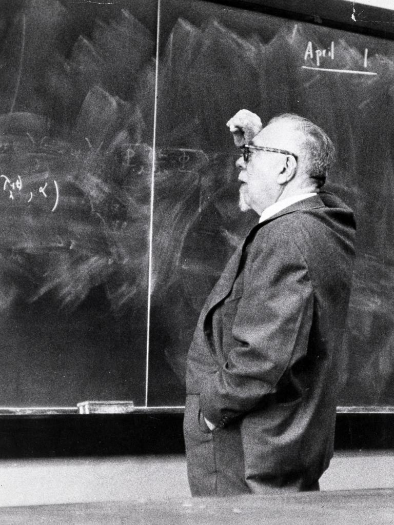 Schwarz-weiß Aufnahme von 1963 zeigt den Begründer der Kybernetik Norbert Wiener (1894-1964) vor einer Tafel mit mathematischen Formeln.