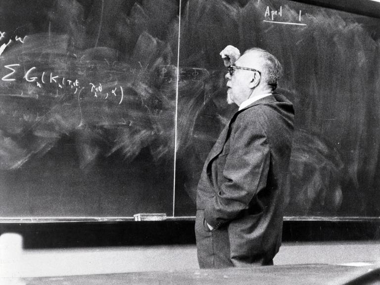 Schwarz-weiß Aufnahme von 1963 zeigt den Begründer der Kybernetik Norbert Wiener (1894-1964) vor einer Tafel mit mathematischen Formeln.