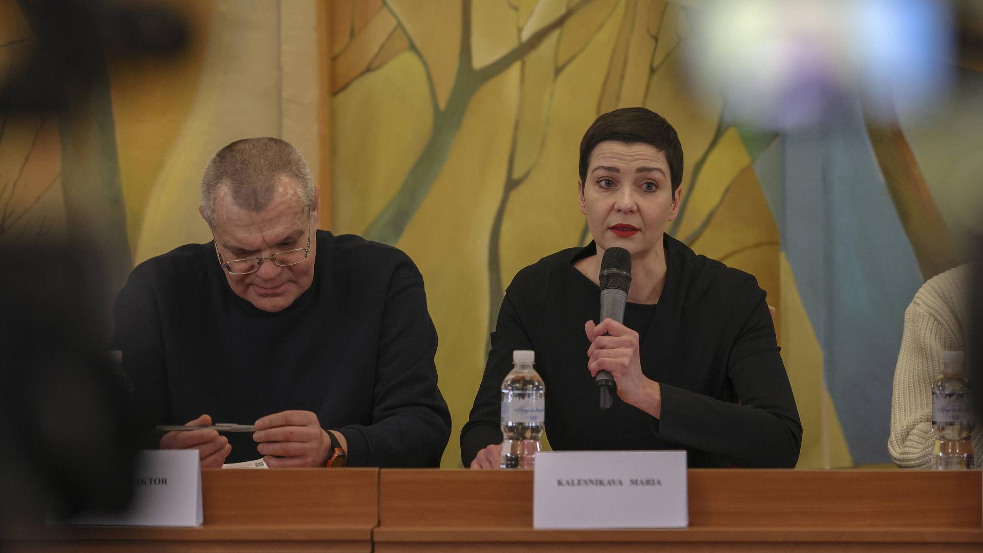 Die belarussischen Oppositionellen Maria Kolesnikowa (r.) und Viktor Babariko sitzen bei einer Pressekonferenz nach ihrer Freilassung an einem Tisch, Kolesnikowa spricht in ein Mikrofon Die belarussischen Oppositionellen Maria Kolesnikowa (r.) und Viktor Babariko sitzen bei einer Pressekonferenz nach ihrer Freilassung an einem Tisch, Kolesnikowa spricht in ein Mikrofon