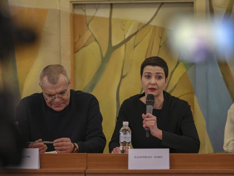 Die belarussischen Oppositionellen Maria Kolesnikowa (r.) und Viktor Babariko sitzen bei einer Pressekonferenz nach ihrer Freilassung an einem Tisch, Kolesnikowa spricht in ein Mikrofon