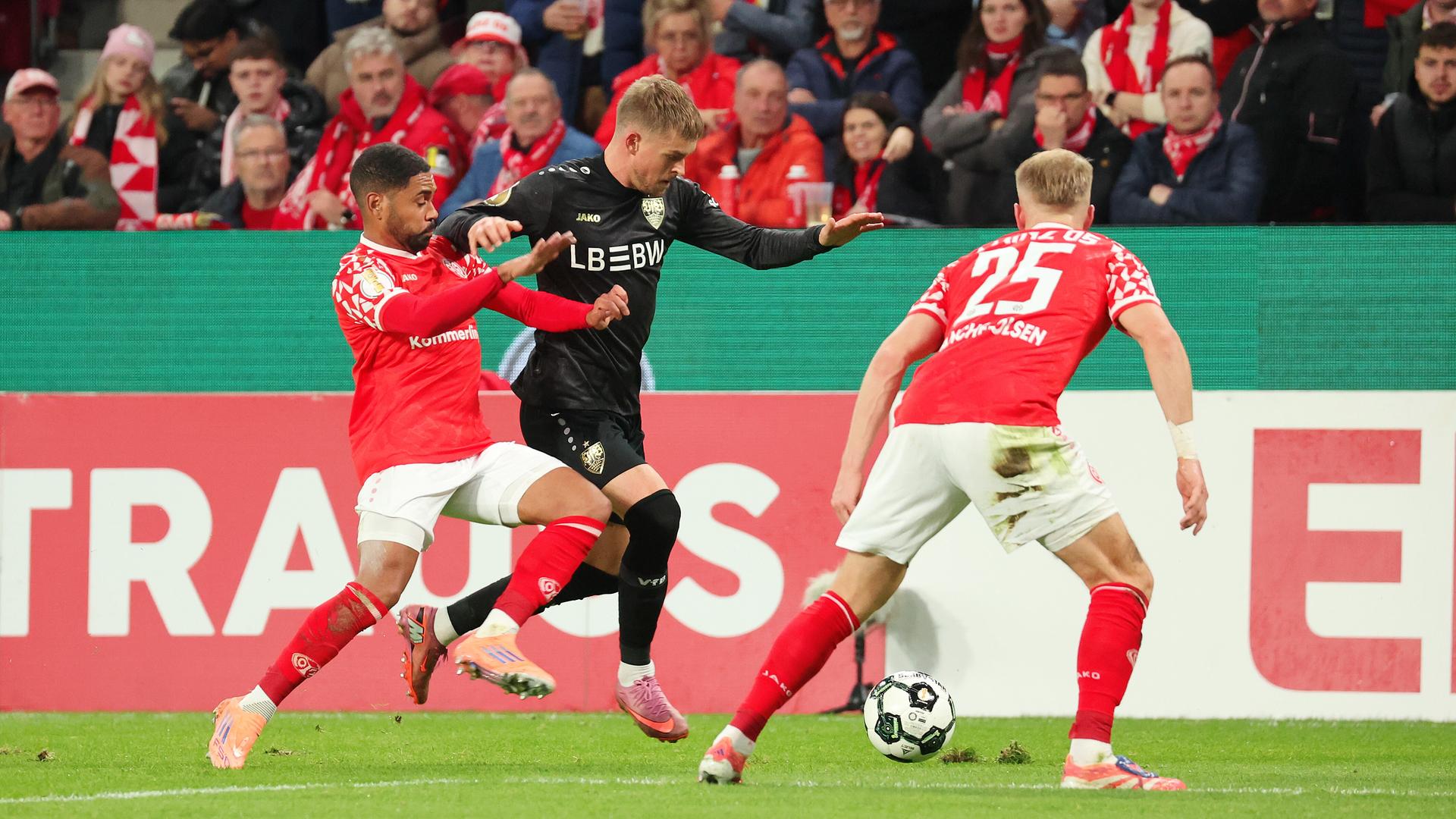 Die Mainzer Spieler Phillipp Mwene und Andreas Hanche-Olsen im Zweikampf mit Maximilian Mittelstädt von Stuttgart
       Die Mainzer Spieler Phillipp Mwene und Andreas Hanche-Olsen im Zweikampf mit Maximilian Mittelstädt von Stuttgart