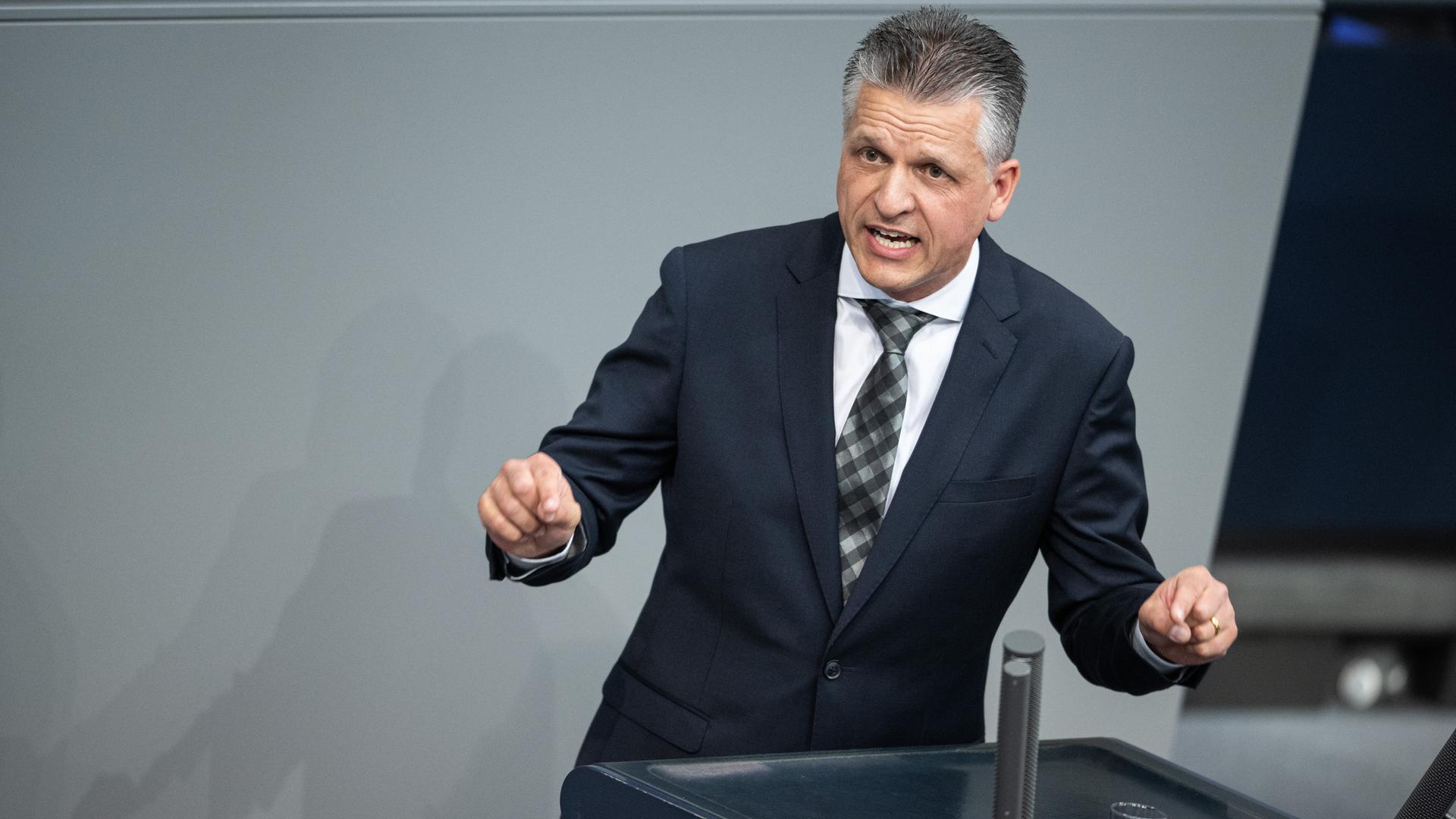 Thorsten Frei (CDU) spricht im Bundestag an einem Rednerpult vor grauem Hintergrund.