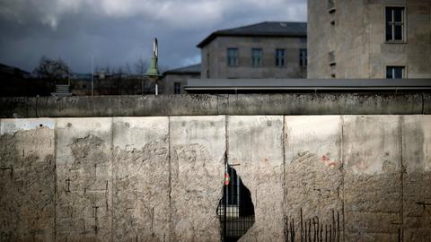 Ein Rest der Berliner Mauer mit einem Loch vor dem Finanzministerium