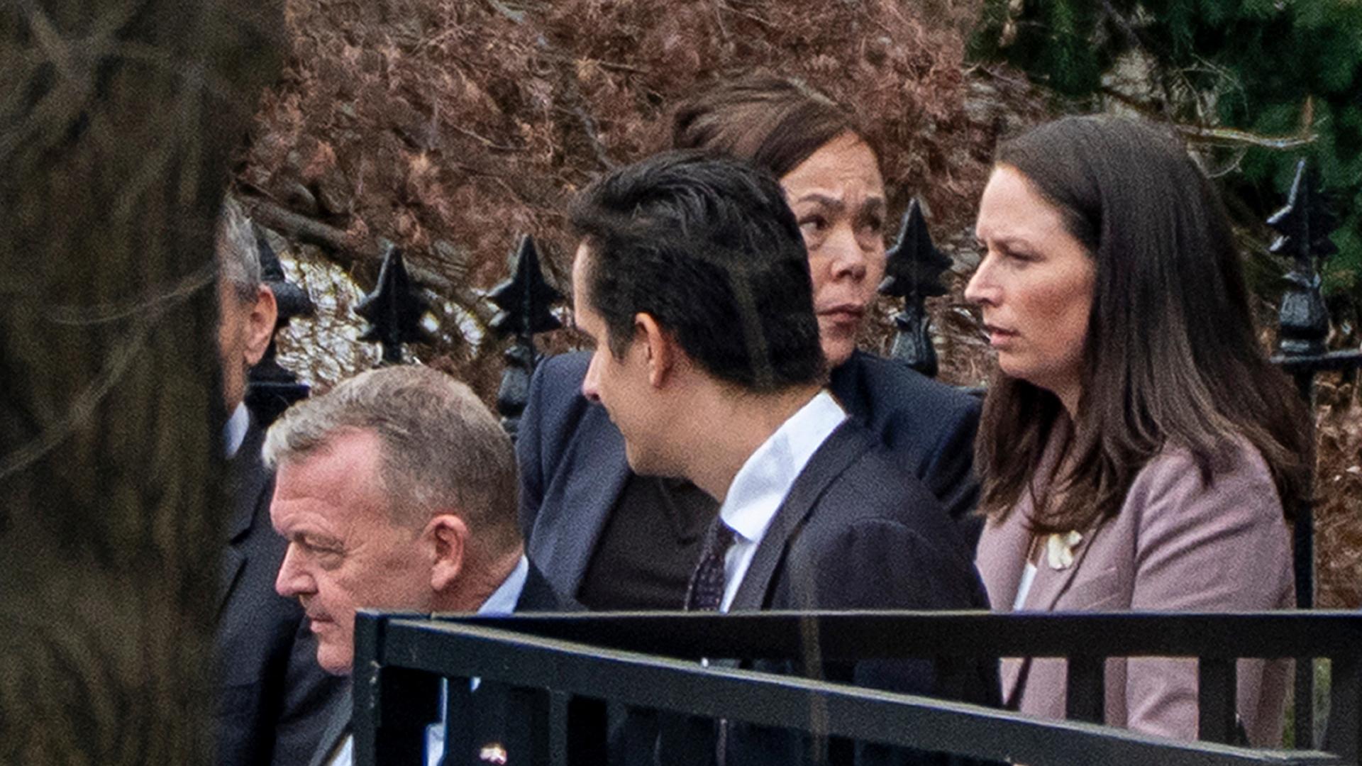 Dänemarks Außenminister Lars Løkke Rasmussen (2.v.l) Grönlands Außenministerin Vivian Motzfeldt (4.v.l) und ihre Delegationen verlassen das alte Eisenhower Executive Office Building auf dem Gelände des Weißen Hauses.